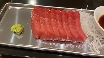 800元生魚片竟用金屬托盤裝　推特熱議「高級食材該不該配高級擺盤？」