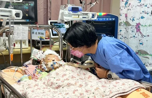 ▲彰化縣長王惠美前往醫院探視3歲男童。(圖/記者唐詠絮翻攝)