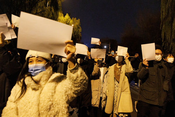 ▲▼中國北京27日晚間出現民眾抗議集會，白紙革命、白紙運動。（圖／路透）