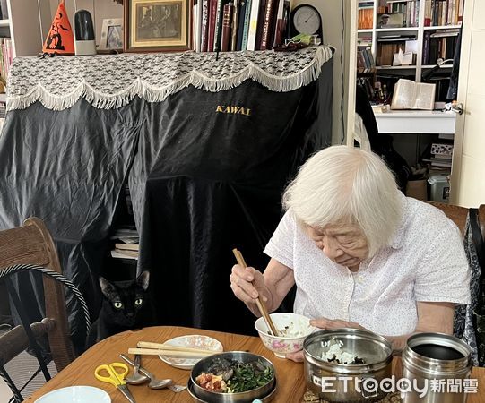 ▲▼「暗中守護88歲嬤吃飯」金孫坐椅子乖等　網見小亮點笑翻。（圖／網友Su-ya Yang授權提供）