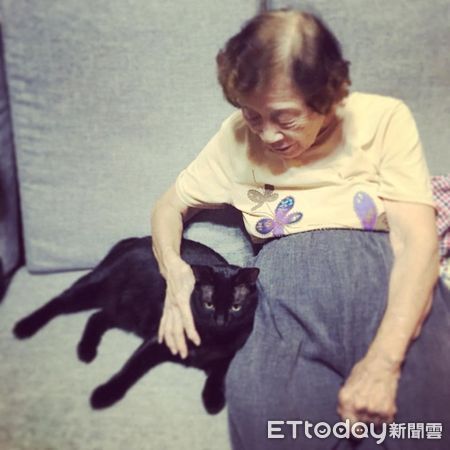 ▲▼「暗中守護88歲嬤吃飯」金孫坐椅子乖等　網見小亮點笑翻。（圖／網友Su-ya Yang授權提供）