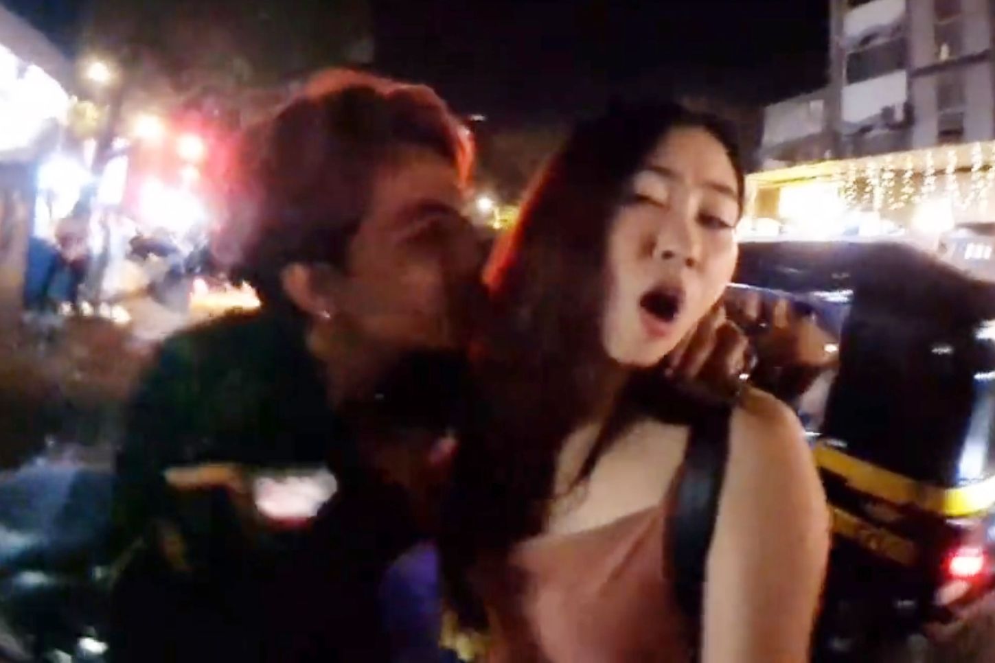 ▲▼ 一名南韓YouTuber在孟買街頭遭印度男性騷擾。（圖／翻攝自推特）