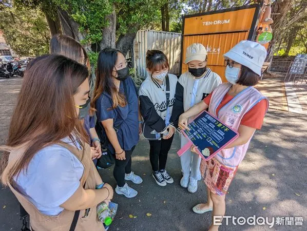 ▲移民署南區事務大隊台南市第一服務站,再次啟動「府城境外生行動服務關懷列車」,前進校園關懷。(圖/記者林悅翻攝,下同)