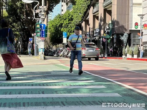 ▲▼疫情,戶外,口罩,台中,勤美,綠園道,草悟道,市民廣場,草皮,綠地,Park2。(圖/記者許權毅攝)