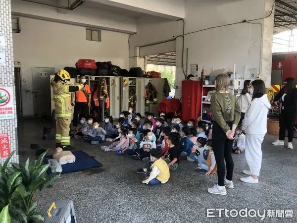 ▲台南市後壁區開心幼兒園,1日上午分2梯次,帶領約80位小朋友至消防局第一救災救護大隊後壁分隊進行參訪。(圖/記者林悅翻攝,下同)