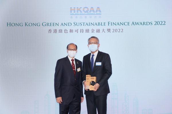 ▲中國信託銀行獲頒「傑出綠色和可持續貸款結構顧問」及「ESG披露優化先鋒機構」兩大獎項。（圖／香港品質保證局提供）