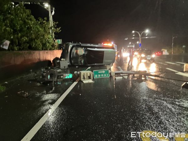 ▲▼       淡水酒駕自撞      。（圖／記者戴上容翻攝）