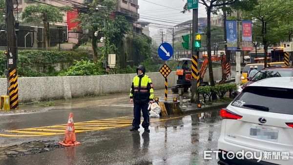 ▲自來水管爆裂搶修！基隆交通打結回堵3公里 4000戶停水受影響。（圖／記者郭世賢翻攝）