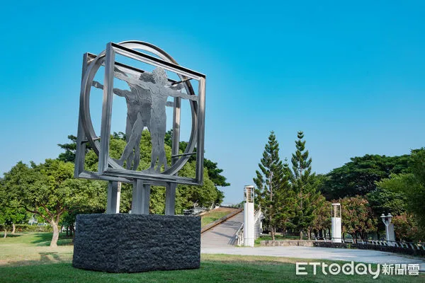 ▲奇美博物館戶外園區又有新地標!〈維特魯威人〉雕塑作品2日正式落成。(圖/記者林悅翻攝,下同)