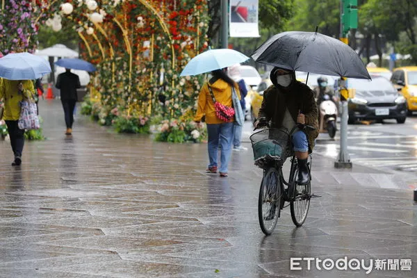 ▲▼大陸冷空氣南下挾帶大量水氣,北台灣陰冷多雨,路上行人紛紛穿起冬裝撐起雨傘。(圖/記者湯興漢攝)