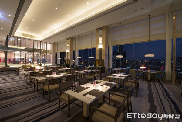 ▲Cozzi THE Roof餐廳坐擁30樓高空美景，可俯瞰燈火斑斕的高雄夜景。（圖／和逸飯店提供）