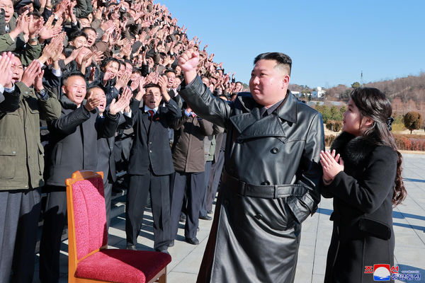▲▼北韓領導人金正恩帶二女兒金主愛視察火星-17型洲際彈道飛彈試射。（圖／路透）