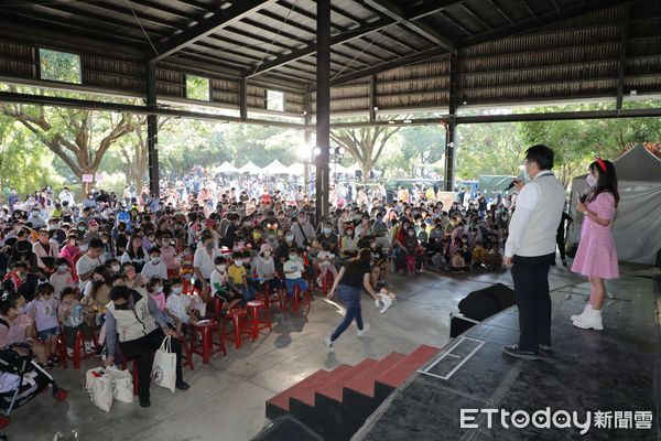 ▲台南好YOUNG耶誕跨年系列活動，3日在佳里蕭壠文化園區拉開序幕，市長黃偉哲驚喜現身，準備了許多糖果禮物與小朋友們熱烈互動，現場好不溫馨。（圖／記者林悅翻攝，下同）