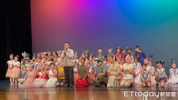 ▲台南市勞工局在新營文化中心舉辦兒童舞劇「Why壞狼」表演，現場湧入喜愛舞蹈活動的大小朋友進場，欣賞這場戲劇舞蹈演出。（圖／記者林悅翻攝，下同）