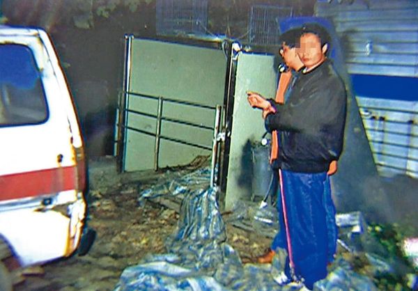 劉男（右）坦承殺人溶屍，事後也配合警方重回現場模擬。（翻攝畫面）
