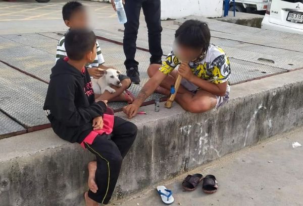 ▲▼泰國兒童在路邊抽大麻。（圖／翻攝自Thaiger）