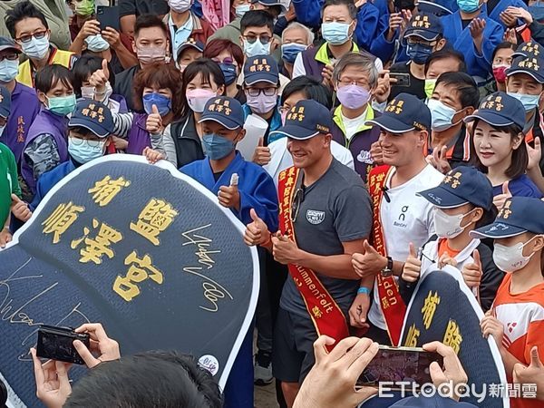 ▲挪威三鐵好手伊登到順澤宮還願。（圖／記者唐詠絮攝）