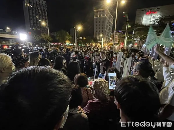 ▲▼民進黨立委候選人吳怡農捷運劍南路站街講(圖/記者陶本和攝)