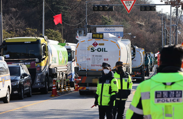 ▲▼南韓貨運工會發起罷工，非工會成員的油罐車司機在警察保護下通過。（圖／達志影像）