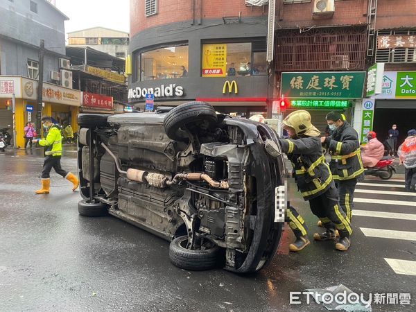 ▲▼馬女從巷內右轉駛出，撞翻范男黑車，警消到場救援，雙方無酒駕無受傷，范男無照駕駛依法開罰             。（圖／記者陳以昇翻攝）