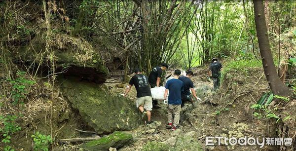 ▲成大地科系兼任助理教授楊子睿，率成大學生團隊與國立自然科學博物館學者、海外學者等人，發掘距今超過8萬5千年、全長超過15公尺、完整度高達70％以上的鯨魚化石標本。（圖／記者林悅翻攝，下同）