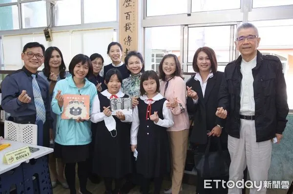 ▲▼信義企業集團創辦人周俊吉(右一)、夫人王美文(右五)出席中埔國小靜思閱讀書軒啟(圖/信義房屋提供)