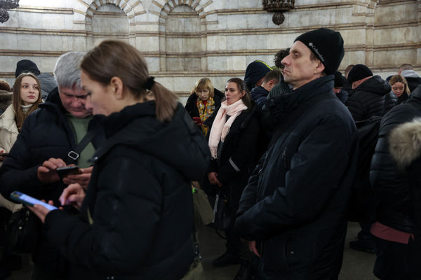 ▲大批民眾擠進基輔地鐵站尋求掩護。（圖／路透）