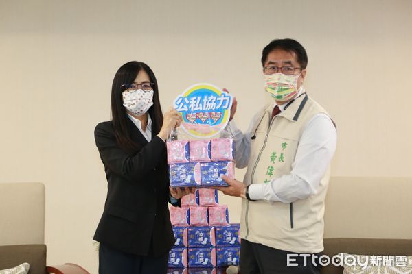 ▲台南市政府去年8月率全國之先推動「登月計畫」，提供免費生理用品給弱勢家庭女性及偏鄉女學生，獲得教育部肯定，全國實施，市長黃偉哲樂觀其成。（圖／記者林悅翻攝，下同）