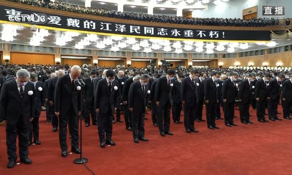 ▲▼2022.12.6 江澤民追悼大會、習近平、江澤民夫人王冶坪、集體默哀3分鐘、江澤民骨灰覆蓋黨旗、遺照            。（圖／翻攝 央視）