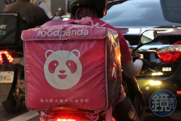 一名單親父親為了生計當起外送員,他看到女兒所寫的作文後感動不已。(示意圖,本刊資料照)