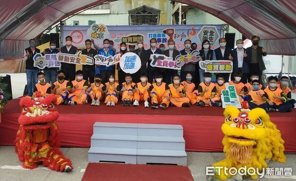 ▲製糖期間,民眾可見五分車穿梭市區街道及鄉間蔗園,也是虎尾特有的景象。(圖/記者蔡佩旻翻攝)