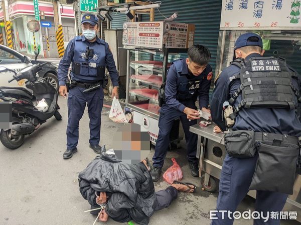 ▲▼正義民眾推倒謝男，警方順利逮捕他，起獲毒品海洛因             。（圖／記者陳以昇翻攝）