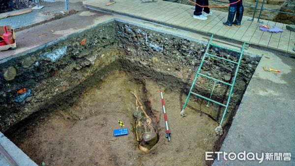 ▲基隆和平島B考古遺址工程 發掘「新遺骸」出土輪廓完整。（圖／記者郭世賢翻攝）