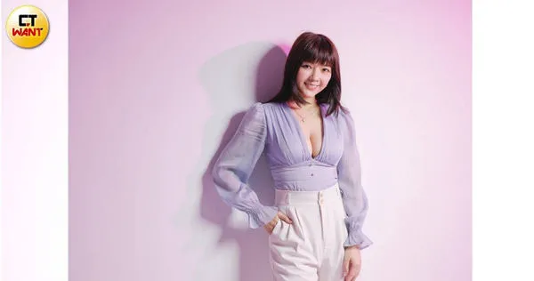 改名「顏色不分藍綠支持性專區顏色田慎節」的Molly翎熹接受本刊專訪,在攝影棚拍攝照片,面對鏡頭表現自然,親切笑容十分上相,在性感中又多了專業感,不愧是未來的「顏議員」。(林士傑攝)