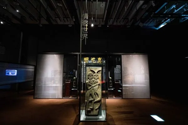 ▲台灣歷史博物館舉辦三館合作典藏特色展,其中大受觀迎的「情慾世界」展示主題,提供呈現漢人社會中的「性產業」文物,看見青樓歷史,與原民特有的情趣風,相當罕見。(圖/台史博館提供,下同)