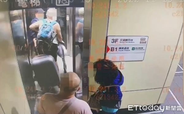 ▲北市捷運站兩名長者因阻擋電梯出入問題發生肢體衝突，捷警隊依法移送。（圖／記者張君豪翻攝）