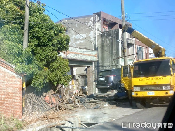 ▲水林鄉尖山村今日下午發生汽車衝撞民宅意外，真相竟是遭另輛車衝撞至失控，該車還肇事逃逸。（圖／民眾提供）