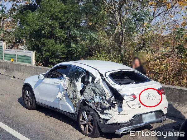 ▲國道中山高北向245K今日下午13時許發生追撞車禍。(圖/記者蔡佩旻翻攝)