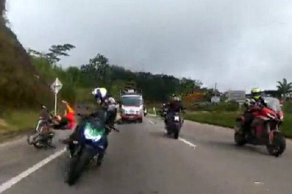 三寶騎士撞飛單車男再撞倒同伴。（圖／翻攝自Twitter／@fabi1985）