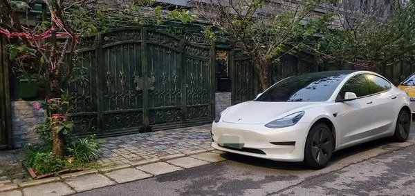 被特斯拉堵住家門口。(圖/翻攝自Facebook/爆 怨公社)