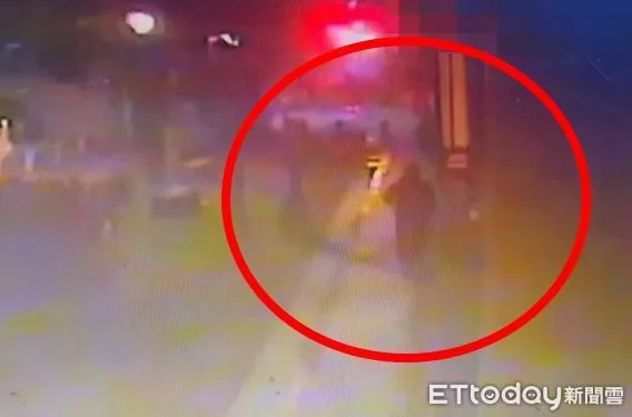 ▲葉男行竊失風墜樓,慘摔斷手腳。(圖/記者戴上容翻攝)