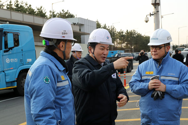 ▲▼南韓國土交通部長元喜龍前往浦項鋼鐵廠視察貨運卡車運行狀況。（圖／達志影像）