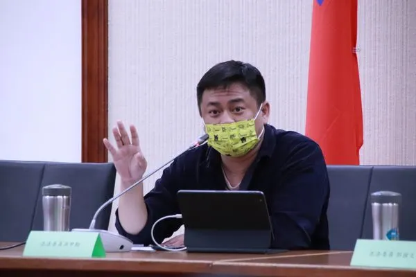 ▲▼洪申翰批評王鴻薇「核二、核三延役」的主張只是打嘴砲。(圖/翻攝自洪申翰臉書)