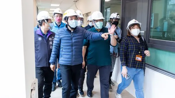 ▲視察中和佳和公園綜合大樓工程 侯友宜:提供更好公共服務。(圖/新北市新工處提供)