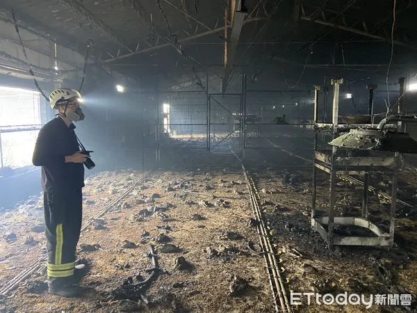 ▲▼苗栗西湖鄉一處養雞場火警,7棟雞舍有2棟受波及,粗估燒死1000隻肉雞。(圖/記者蔡文淵翻攝)