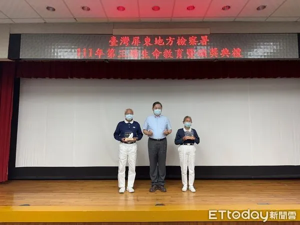 ▲陳盈錦檢察長頒發紀念獎座給慈濟功德會 。(圖/記者陳崑福翻攝,下同)