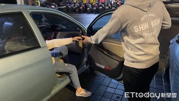 ▲▼平時男方都會下車幫女方開門,但一次約會女方在車上等了快1分鐘就生氣。(示意圖/記者陳雕文攝)