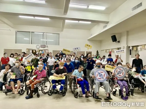 ▲勝利之家、台電屏東區處、笑格格合唱團及薩友奇士薩克斯風樂團合照 。(圖/記者陳崑福翻攝,下同)