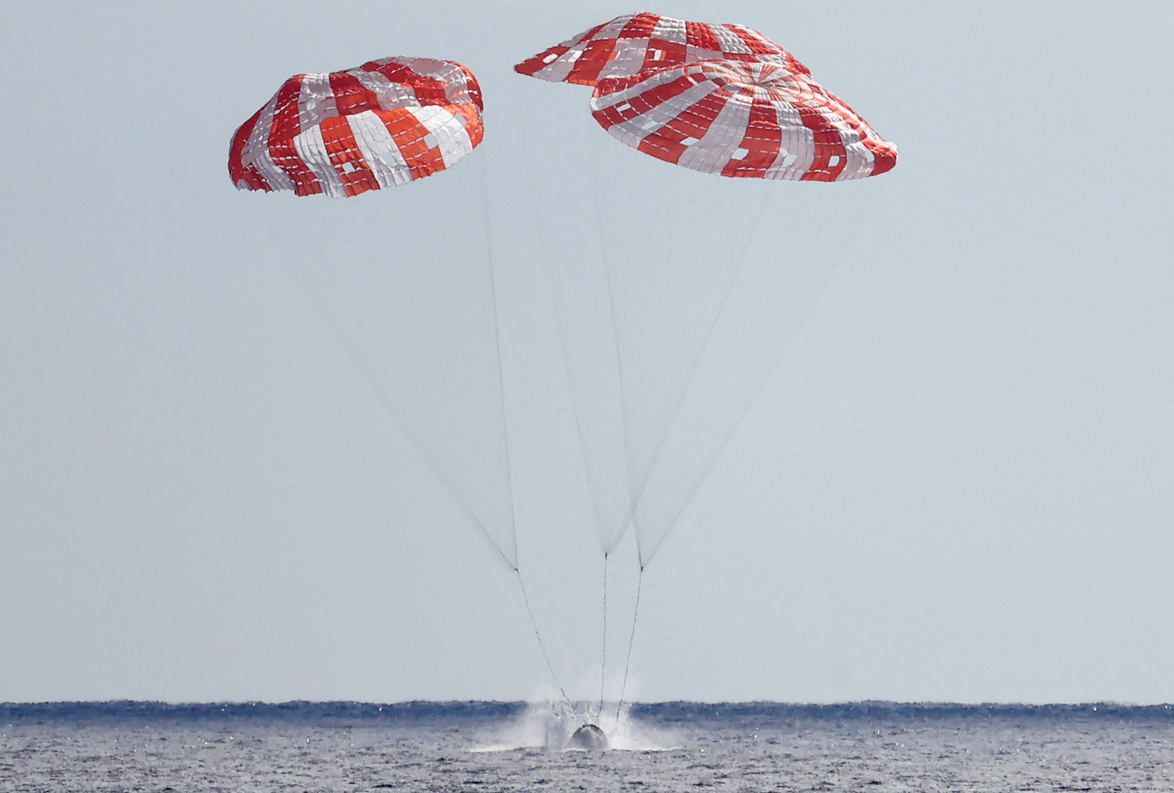 ▲▼NASA「獵戶座」太空船今天安全濺落在太平洋。（圖／路透）