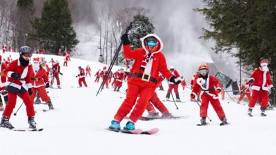 美國300名「聖誕老人」齊聚滑雪　聖誕樹、鬼靈精穿插隊伍超吸睛